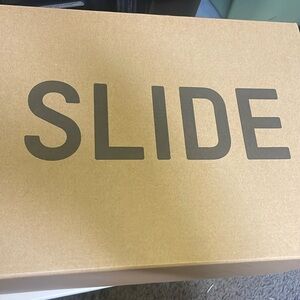YEEZY SLIDES IN SIZE 7